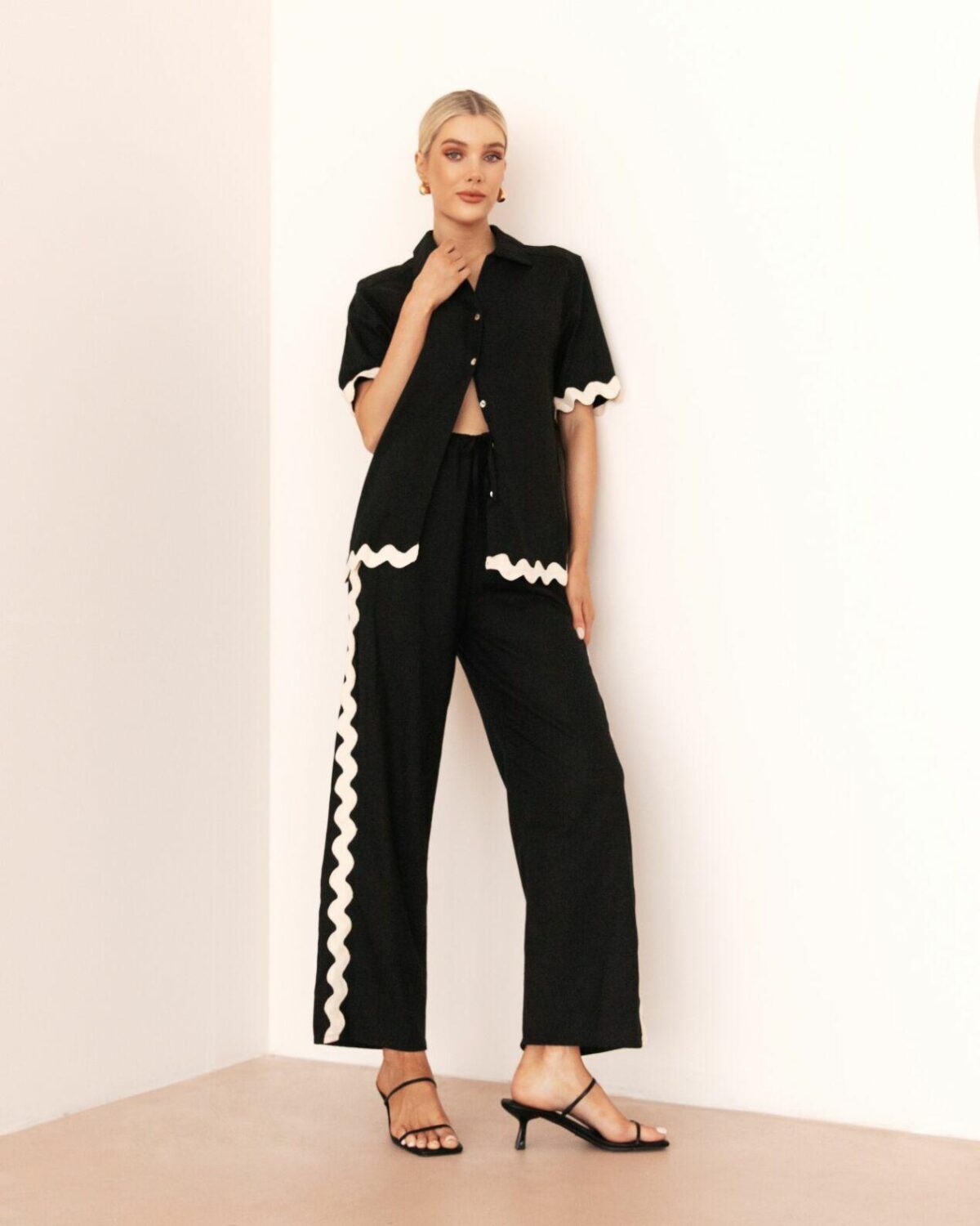 White Closet Ric Rac Ss Top
