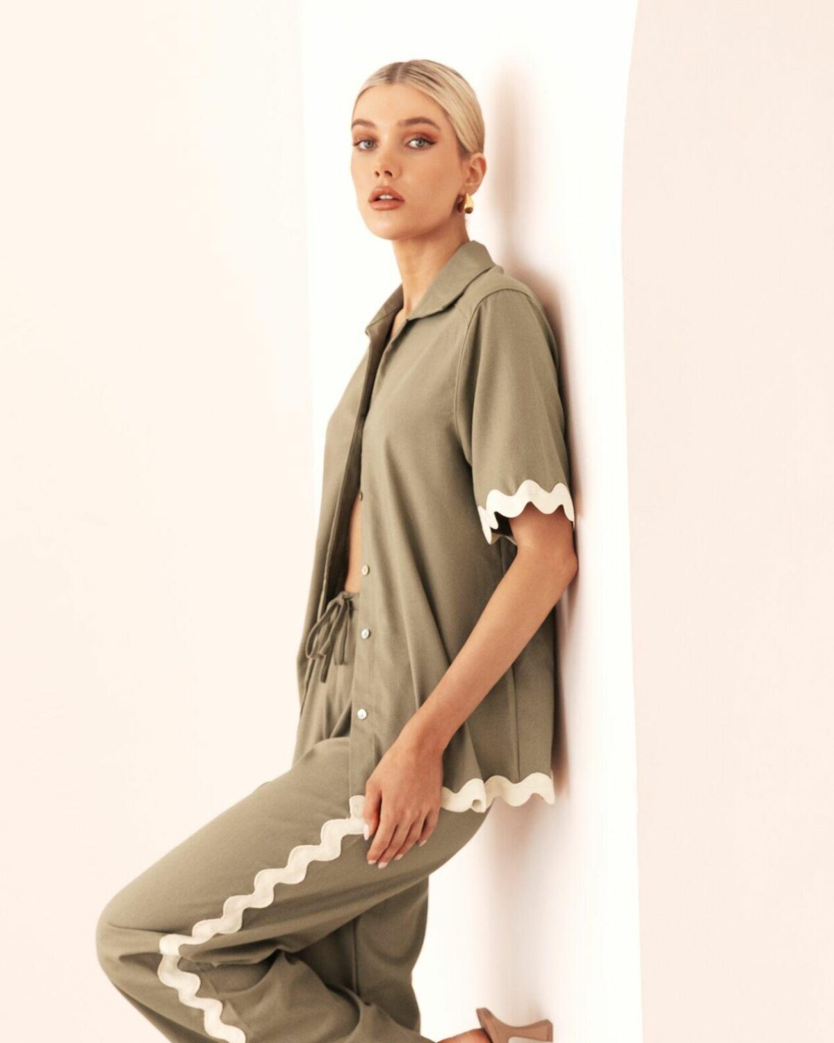 White Closet Ric Rac Ss Top