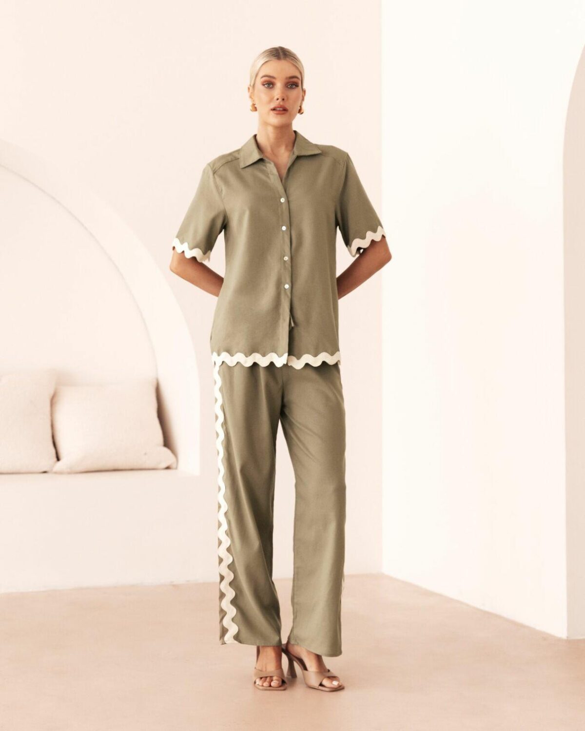 White Closet Ric Rac Ss Top